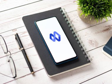 Assam, Hindistan - 6 Ağustos 2021: Telefon ekranı görüntüsünde Google Currents logosu.