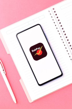 Assam, Hindistan - 6 Ağustos 2021: DakPay telefon ekranı görüntüsü logosu.