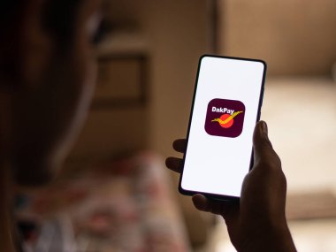 Assam, Hindistan - 6 Ağustos 2021: DakPay telefon ekranı görüntüsü logosu.