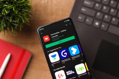 Assam, Hindistan - 19 Nisan 2021: Telefon ekranındaki logo.