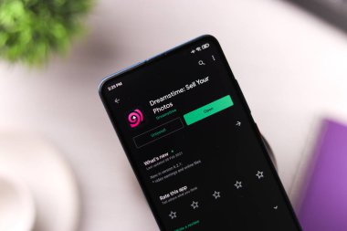 Assam, Hindistan - 19 Nisan 2021: Telefon ekranında rüya zamanı logosu.