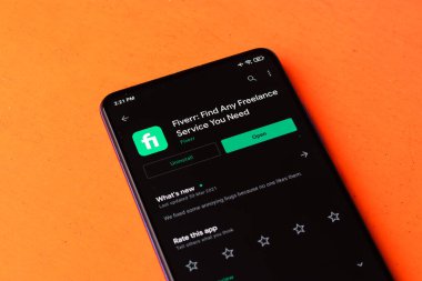 Assam, Hindistan - 6 Ağustos 2021: Fiverr logosu telefon ekranı görüntüsü.