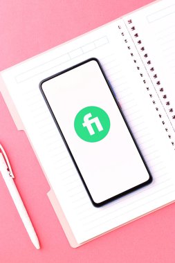 Assam, Hindistan - 6 Ağustos 2021: Fiverr logosu telefon ekranı görüntüsü.