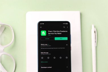 Assam, Hindistan - 6 Ağustos 2021: Fiverr logosu telefon ekranı görüntüsü.