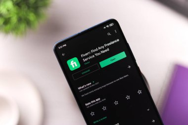 Assam, Hindistan - 6 Ağustos 2021: Fiverr logosu telefon ekranı görüntüsü.
