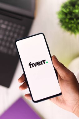 Assam, Hindistan - 6 Ağustos 2021: Fiverr logosu telefon ekranı görüntüsü.