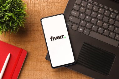 Assam, Hindistan - 6 Ağustos 2021: Fiverr logosu telefon ekranı görüntüsü.