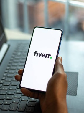 Assam, Hindistan - 6 Ağustos 2021: Fiverr logosu telefon ekranı görüntüsü.