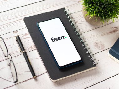Assam, Hindistan - 6 Ağustos 2021: Fiverr logosu telefon ekranı görüntüsü.