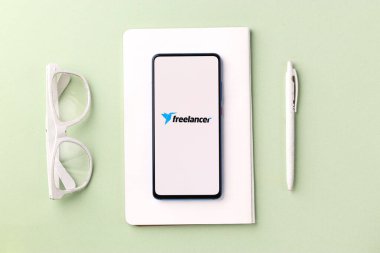 Assam, Hindistan - 6 Ağustos 2021: Telefon ekranında Freelancer logosu.