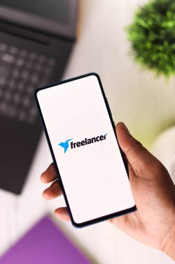 Assam, Hindistan - 6 Ağustos 2021: Telefon ekranında Freelancer logosu.