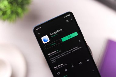 Assam, Hindistan - 6 Ağustos 2021: Telefon ekranında Google Earth logosu.