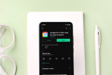 Assam, Hindistan - 6 Ağustos 2021: Google telefon ekranı görüntüsünde logo.