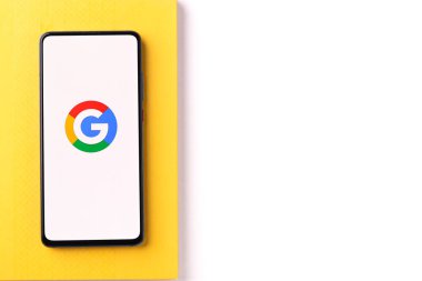 Assam, Hindistan - 6 Ağustos 2021: Google telefon ekranı görüntüsünde logo.