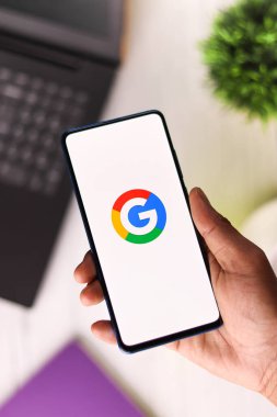 Assam, Hindistan - 6 Ağustos 2021: Google telefon ekranı görüntüsünde logo.
