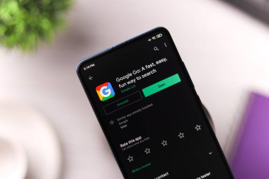 Assam, Hindistan - 6 Ağustos 2021: Google telefon ekranı görüntüsünde logo.