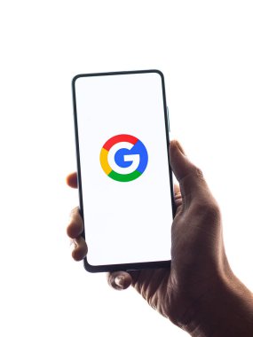 Assam, Hindistan - 6 Ağustos 2021: Google telefon ekranı görüntüsünde logo.