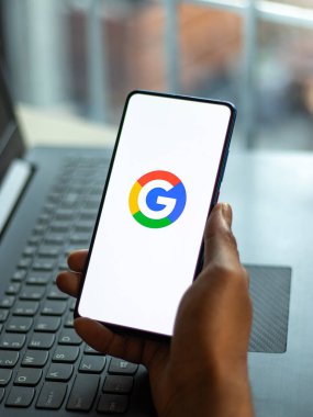 Assam, Hindistan - 6 Ağustos 2021: Google telefon ekranı görüntüsünde logo.