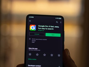 Assam, Hindistan - 6 Ağustos 2021: Google telefon ekranı görüntüsünde logo.