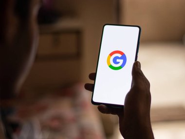 Assam, Hindistan - 6 Ağustos 2021: Google telefon ekranı görüntüsünde logo.
