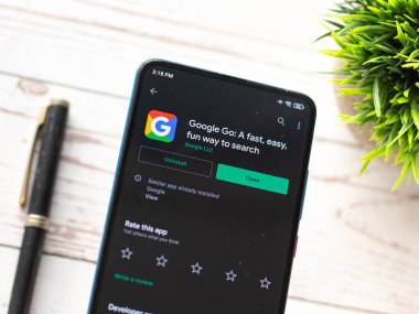 Assam, Hindistan - 6 Ağustos 2021: Google telefon ekranı görüntüsünde logo.