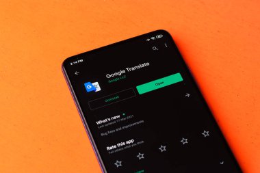 Assam, Hindistan - 6 Ağustos 2021: Google telefon ekranı görüntüsüne logo tercüme ediyor.