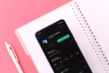 Assam, Hindistan - 6 Ağustos 2021: Google telefon ekranı görüntüsüne logo tercüme ediyor.