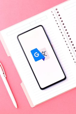 Assam, Hindistan - 6 Ağustos 2021: Google telefon ekranı görüntüsüne logo tercüme ediyor.