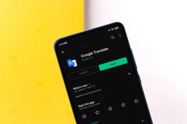 Assam, Hindistan - 6 Ağustos 2021: Google telefon ekranı görüntüsüne logo tercüme ediyor.