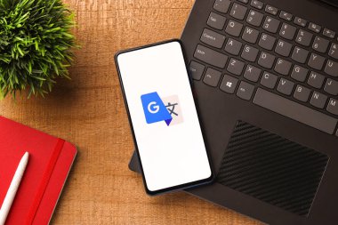 Assam, Hindistan - 6 Ağustos 2021: Google telefon ekranı görüntüsüne logo tercüme ediyor.