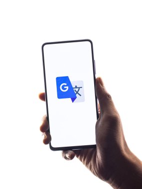 Assam, Hindistan - 6 Ağustos 2021: Google telefon ekranı görüntüsüne logo tercüme ediyor.