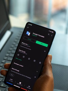 Assam, Hindistan - 6 Ağustos 2021: Google telefon ekranı görüntüsüne logo tercüme ediyor.