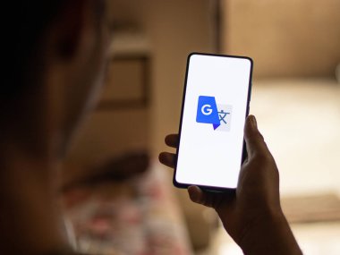 Assam, Hindistan - 6 Ağustos 2021: Google telefon ekranı görüntüsüne logo tercüme ediyor.