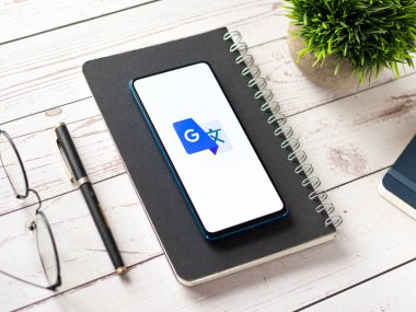 Assam, Hindistan - 6 Ağustos 2021: Google telefon ekranı görüntüsüne logo tercüme ediyor.