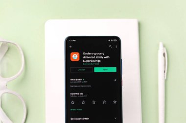 Assam, Hindistan - 6 Ağustos 2021: Grofers logosu telefon ekranı görüntüsünde.