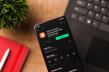 Assam, Hindistan - 6 Ağustos 2021: Grofers logosu telefon ekranı görüntüsünde.