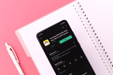 Assam, Hindistan - 6 Ağustos 2021: Housing.com logosu telefon ekranı görüntüsü.