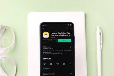 Assam, Hindistan - 6 Ağustos 2021: Housing.com logosu telefon ekranı görüntüsü.