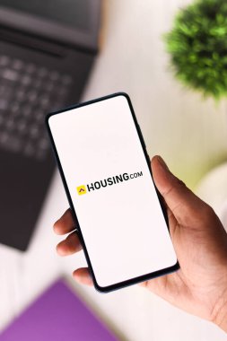 Assam, Hindistan - 6 Ağustos 2021: Housing.com logosu telefon ekranı görüntüsü.