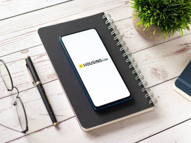 Assam, Hindistan - 6 Ağustos 2021: Housing.com logosu telefon ekranı görüntüsü.