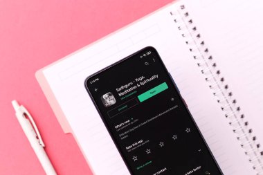 Assam, Hindistan - 6 Ağustos 2021: Telefon ekranı görüntüsünde Isha Vakfı logosu.