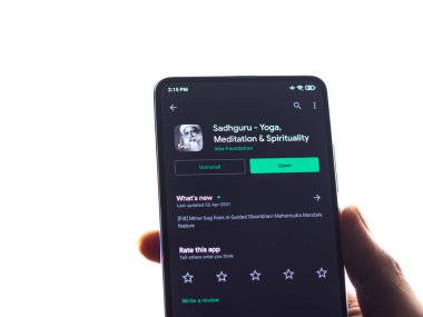Assam, Hindistan - 6 Ağustos 2021: Telefon ekranı görüntüsünde Isha Vakfı logosu.