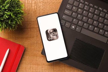 Assam, Hindistan - 6 Ağustos 2021: Telefon ekranı görüntüsünde Isha Vakfı logosu.