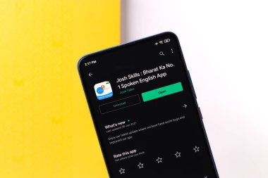 Assam, Hindistan - 6 Ağustos 2021: Telefon ekranı görüntüsünde JOSH Konuşmaları logosu.