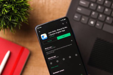 Assam, Hindistan - 6 Ağustos 2021: Telefon ekranı görüntüsünde JOSH Konuşmaları logosu.