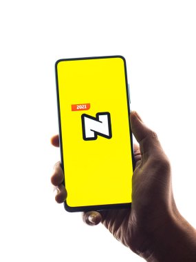 Assam, Hindistan - 6 Ağustos 2021: Telefon ekranı görüntüsünde Noizz logosu.