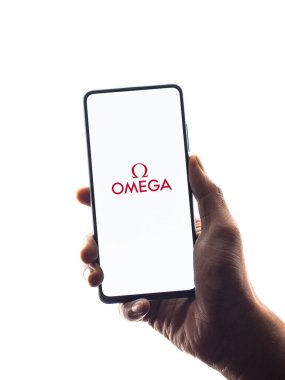 Assam, Hindistan - 6 Ağustos 2021: Telefon ekranında Omega SA logosu.