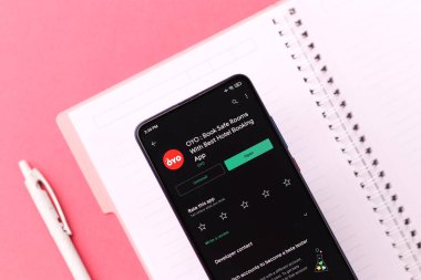 Assam, Hindistan - 6 Ağustos 2021: Telefon ekranında Oyo logosu.
