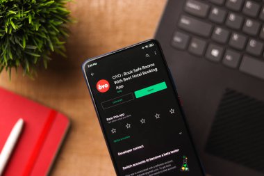 Assam, Hindistan - 6 Ağustos 2021: Telefon ekranında Oyo logosu.