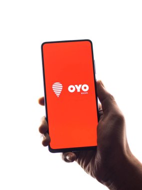 Assam, Hindistan - 6 Ağustos 2021: Telefon ekranında Oyo logosu.
